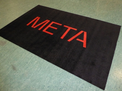 V květnu 2024 jsme dodávali logovou rohož pro firmu Meta v Českých Budějovicích.